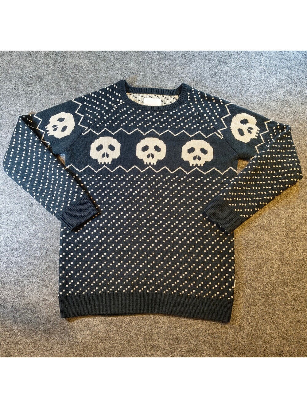 HUMÖR Men’s Large Skull Knit Sweater Black White Graphic Streetwear